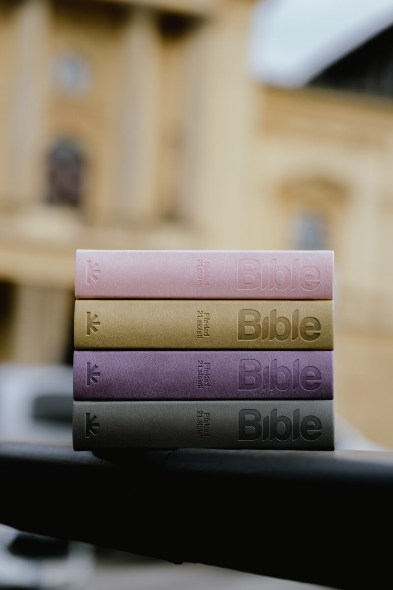 Nové kapesní vydání Bible21 ve čtyřech barevných provedeních, pojmenovaných podle výrazných chutí a vůní – medu, pepře, vína a květin.